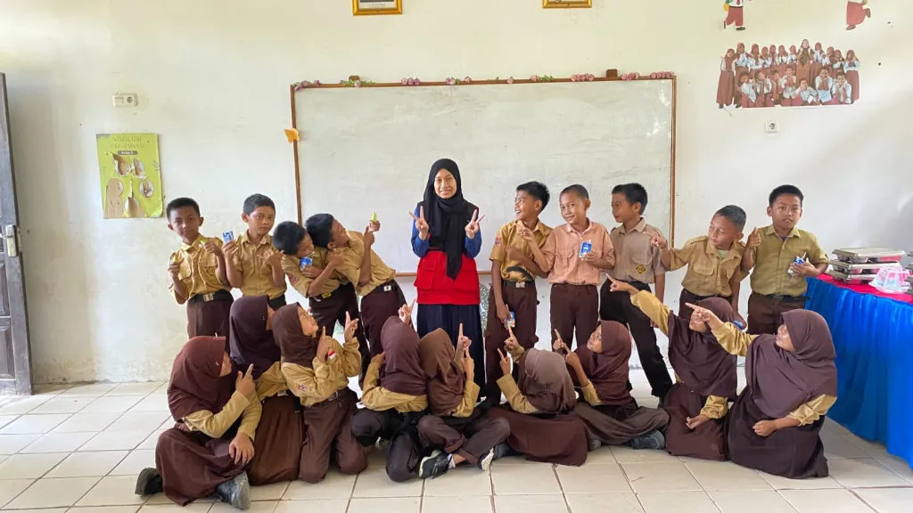 Semangat literasi Al-Qur’an menyatukan mahasiswa KKNT Unhas dan pelajar SDN 184 Pinrang dalam kebersamaan. (Foto: Dok.Pribadi).